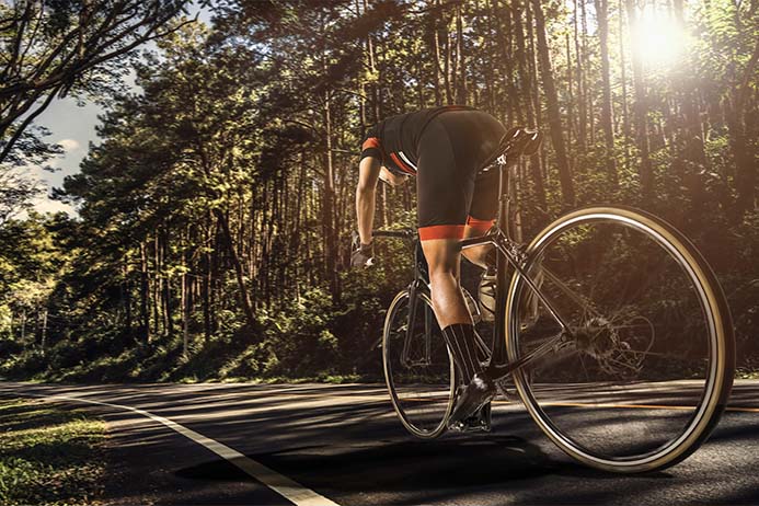 ciclista na estrada com uma speed