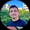 Retrato profissional de Bruno Soares, um homem com um semblante amigável e um sorriso discreto, transmitindo confiança e seriedade nos temas de saúde e bem-estar, em consonância com os valores da Órion Farmácia de Manipulação.