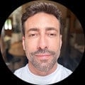 Retrato profissional de Danilo Torres, um homem sorridente e com olhar caloroso, transmitindo uma imagem de acessibilidade e confiança, alinhada com a proposta da Órion Farmácia de Manipulação de cuidar da saúde e bem-estar de seus clientes.