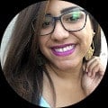 Retrato profissional de Erliana Santos, uma mulher sorridente e com olhar acolhedor, transmitindo a confiança e o cuidado humano que a Órion Farmácia de Manipulação oferece em suas soluções de saúde e bem-estar.