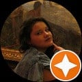 Retrato profissional de Evelyn Campos, uma mulher com um sorriso gentil e expressivo, transmitindo confiança e um senso de cuidado, alinhado com a missão da Órion Farmácia de Manipulação em promover saúde e bem-estar.