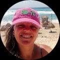 Retrato profissional de Juliana Santos, uma mulher com um sorriso gentil e expressivo, transmitindo confiança e cuidado, alinhado com a missão da Órion Farmácia de Manipulação em promover saúde e bem-estar