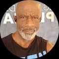 Retrato profissional de Marco Antonio, um homem com um semblante amigável e acessível, refletindo a confiança e o cuidado que a Órion Farmácia de Manipulação oferece aos seus clientes em busca de saúde e bem-estar.