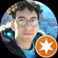 Retrato profissional de Marcos Leal, uma figura sorridente e confiante, que pode ser um especialista, colaborador ou cliente satisfeito da Órion Farmácia de Manipulação, simbolizando a confiança e a expertise associadas à marca