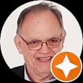 Retrato profissional de Porfirio Galvão, um homem com expressão séria e focada, transmitindo a expertise e seriedade em temas de saúde e bem-estar, associados aos valores da Órion Farmácia de Manipulação.