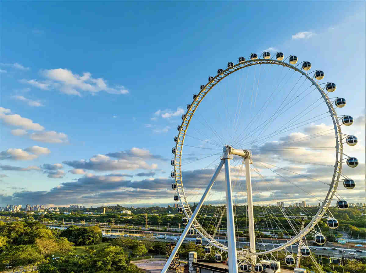 Vista panorâmica do Parque Villa-Lobos, em Alto de Pinheiros, São Paulo, com suas vastas áreas verdes, ciclovias e pessoas desfrutando de atividades ao ar livre sob o sol. A imagem representa um espaço de saúde, lazer e bem-estar, refletindo o compromisso da Órion Farmácia de Manipulação em Alto de Pinheiros em apoiar um estilo de vida saudável e oferecer conveniência para seus clientes.