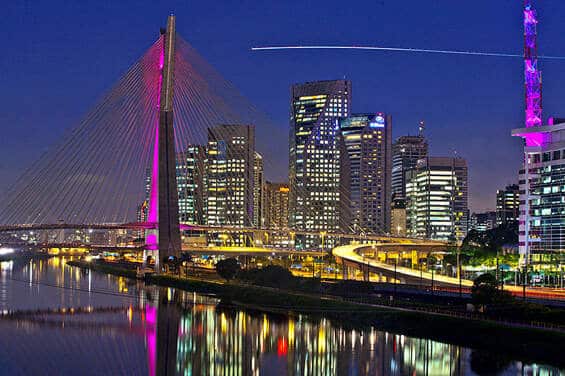Vista de uma rua moderna e arborizada no bairro do Brooklin, em São Paulo, com edifícios comerciais contemporâneos e calçadas bem cuidadas. A imagem reflete o ambiente sofisticado e dinâmico da região, onde a Órion Farmácia de Manipulação Brooklin se insere, oferecendo soluções personalizadas para a saúde e bem-estar de seus clientes.
