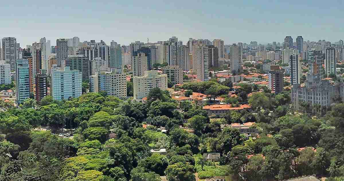 Vista aérea panorâmica do bairro Campo Belo em São Paulo, mostrando uma harmoniosa combinação de edifícios residenciais e comerciais modernos, intercalados com extensas áreas verdes e arborizadas. A imagem reflete o ambiente sofisticado e a qualidade de vida da região, onde a Órion Farmácia de Manipulação Campo Belo oferece soluções personalizadas para a saúde e bem-estar de seus moradores.