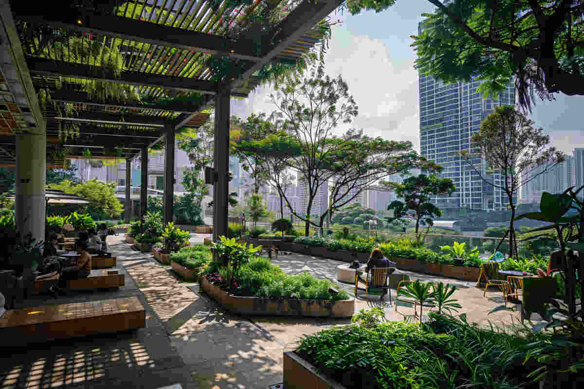 Vista panorâmica do sofisticado bairro Cidade Jardim em São Paulo, com suas luxuosas residências, amplos jardins e arborização exuberante, ladeado por avenidas modernas. A imagem representa o ambiente exclusivo e a alta qualidade de vida da região, destacando a presença da Órion Farmácia de Manipulação Cidade Jardim para atender às necessidades de saúde e bem-estar de seus moradores.