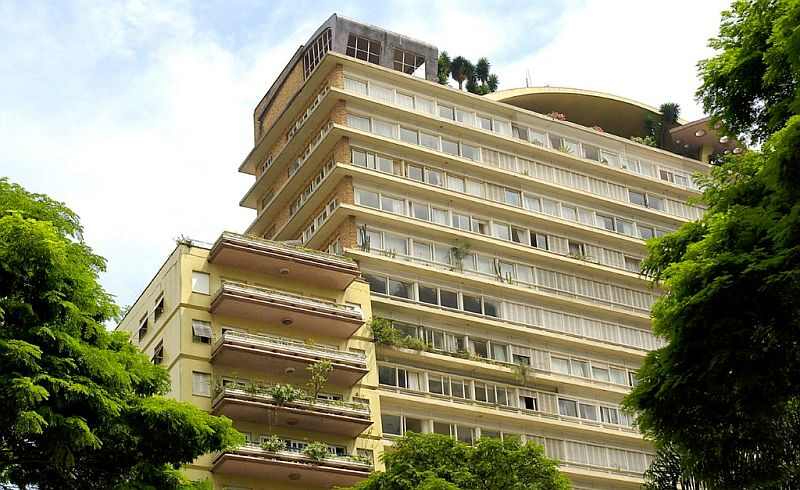 Vista panorâmica do elegante e arborizado bairro de Higienópolis, em São Paulo, apresentando sua arquitetura clássica, ruas tranquilas e edifícios charmosos. A imagem evoca um ambiente de qualidade de vida e bem-estar, refletindo a presença da Órion Farmácia de Manipulação em Higienópolis para oferecer soluções de saúde personalizadas aos seus moradores.