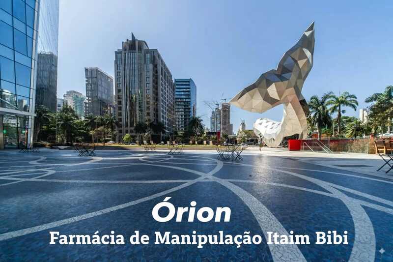 Vista panorâmica da moderna área urbana do Itaim Bibi, São Paulo, apresentando edifícios altos e uma escultura abstrata e imponente em primeiro plano, com mesas e cadeiras em uma praça. A imagem destaca a localização da Órion Farmácia de Manipulação Itaim Bibi, reforçando sua presença em um centro comercial e sofisticado da cidade.