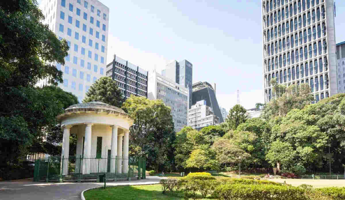 Vista panorâmica do Parque Trianon no Jardim Paulista, São Paulo, com sua exuberante vegetação tropical, árvores altas e caminhos sinuosos, oferecendo um refúgio de natureza e tranquilidade no coração da cidade. A imagem representa um espaço de bem-estar e contato com a natureza, alinhado com a proposta da Órion Farmácia de Manipulação em Jardim Paulista de promover saúde e qualidade de vida.
