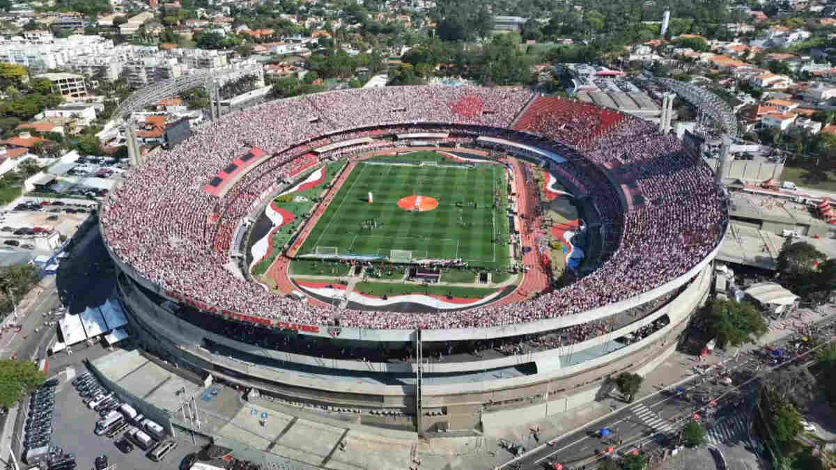 Vista aérea do Estádio do Morumbi, em São Paulo, lotado de torcedores, com o campo de futebol e a pista de atletismo visíveis, e a paisagem urbana do bairro ao redor. A imagem representa um dos pontos de referência mais importantes do Morumbi, destacando a inserção da Órion Farmácia de Manipulação na comunidade local para atender às necessidades de saúde e bem-estar dos moradores e frequentadores da região.