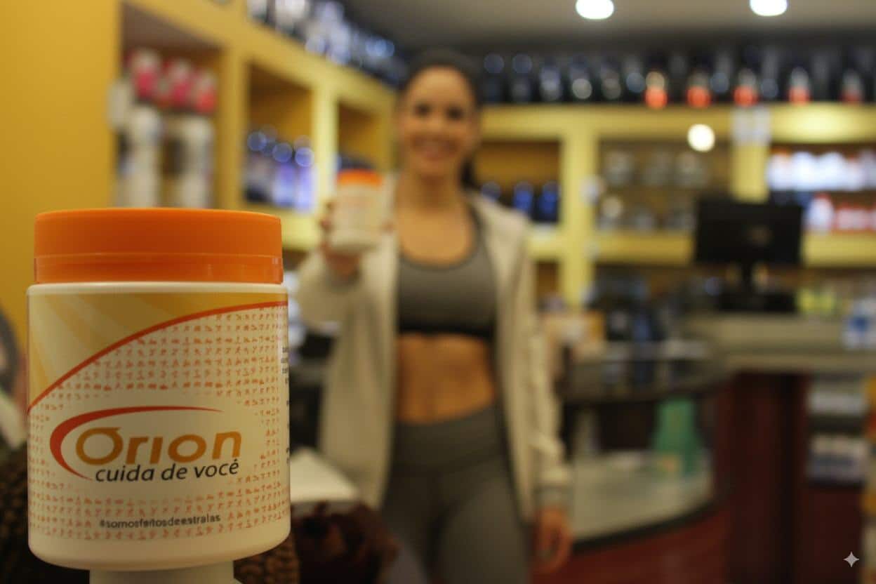 Pote de suplemento da Órion Farmácia de Manipulação em primeiro plano com o slogan 'Orion cuida de você'. Ao fundo, uma mulher sorridente e atlética segura outro produto, representando a vitalidade, o bem-estar e o compromisso da Órion com a saúde personalizada de seus clientes.