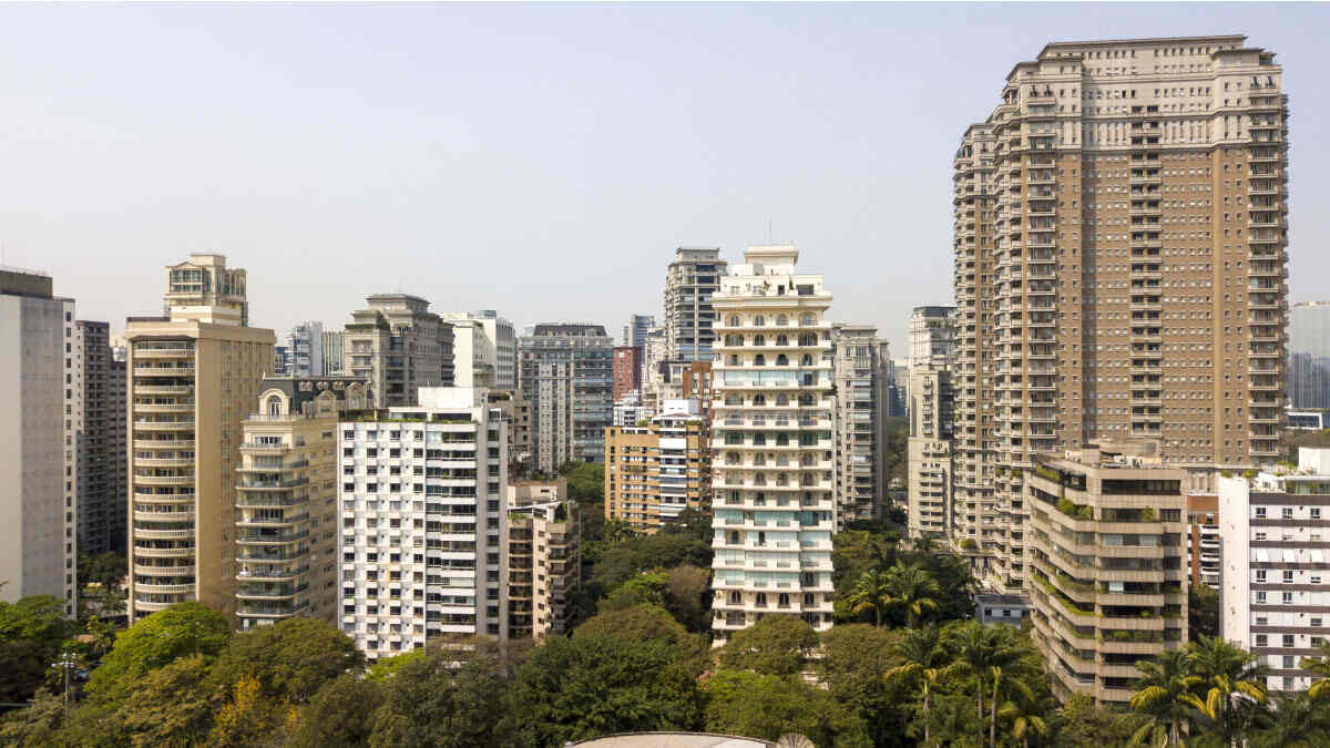 Vista panorâmica do sofisticado bairro Vila Nova Conceição, em São Paulo, com seus edifícios residenciais modernos, ruas arborizadas e áreas verdes bem cuidadas. A imagem reflete o ambiente exclusivo e a alta qualidade de vida da região, destacando a presença da Órion Farmácia de Manipulação na Vila Nova Conceição para oferecer soluções personalizadas para a saúde e bem-estar de seus moradores.