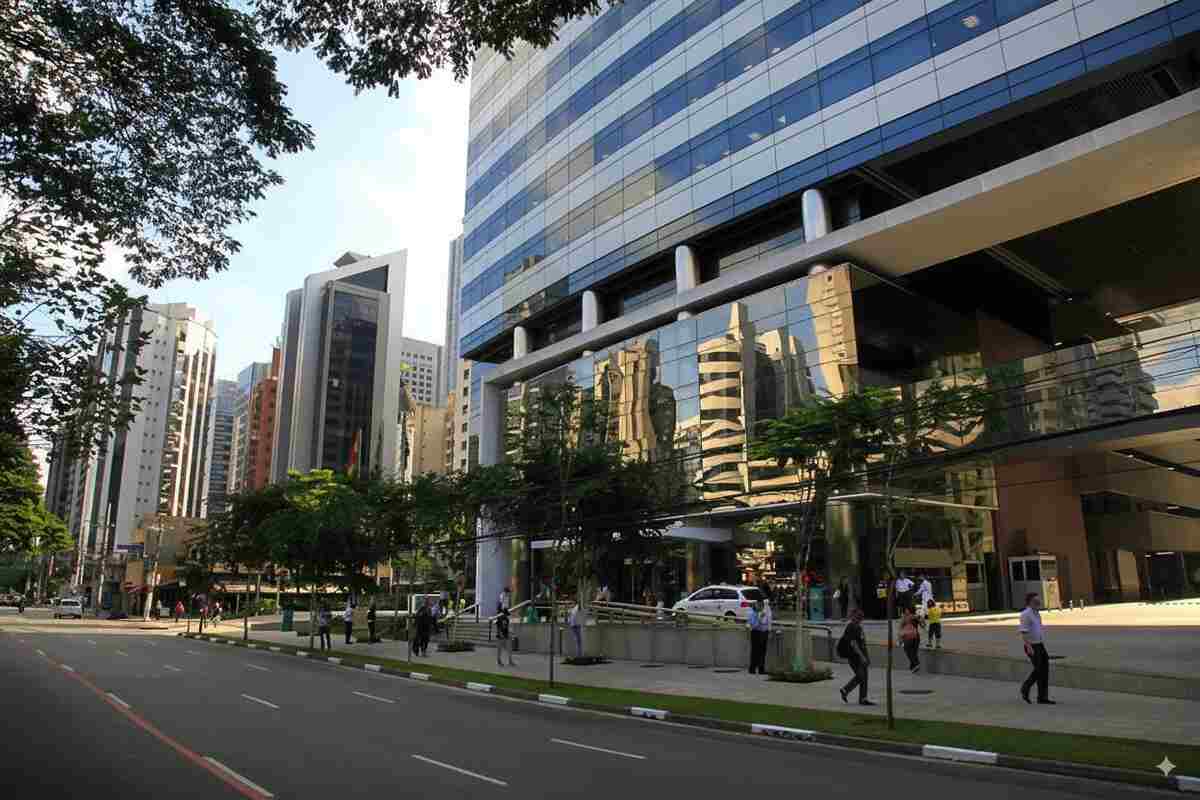 Vista panorâmica da moderna e vibrante região da Vila Olímpia em São Paulo, com seus edifícios comerciais e movimentação urbana, simbolizando o dinamismo e o estilo de vida ativo da área. A imagem reflete a localização estratégica da Órion Farmácia de Manipulação na Vila Olímpia, oferecendo soluções de saúde e bem-estar para um público que busca qualidade de vida em um ambiente urbano.